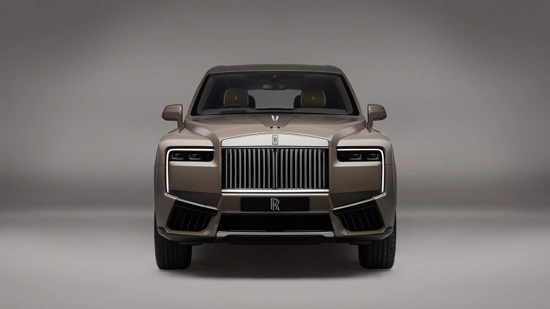 В России — новый Aurus Senat, а у Rolls-Royce — новый Cullinan: люксовый внедорожник получил светящуюся решётку радиатора и огромные 23-дюймовые диски